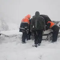 نجات ۳۰ نفر از کولاک و برف در تویسرکان