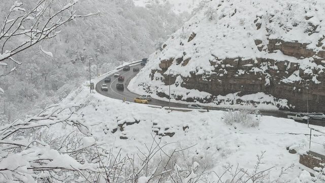 بارش بیش از یک متری برف در ارتفاعات رودبار؛ انتقال 2 مادر باردار به شهر