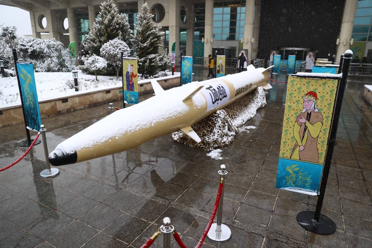 عکس/ حضور موشک خیبر شکن در برج میلاد همزمان با اکران فیلم «خدای جنگ»