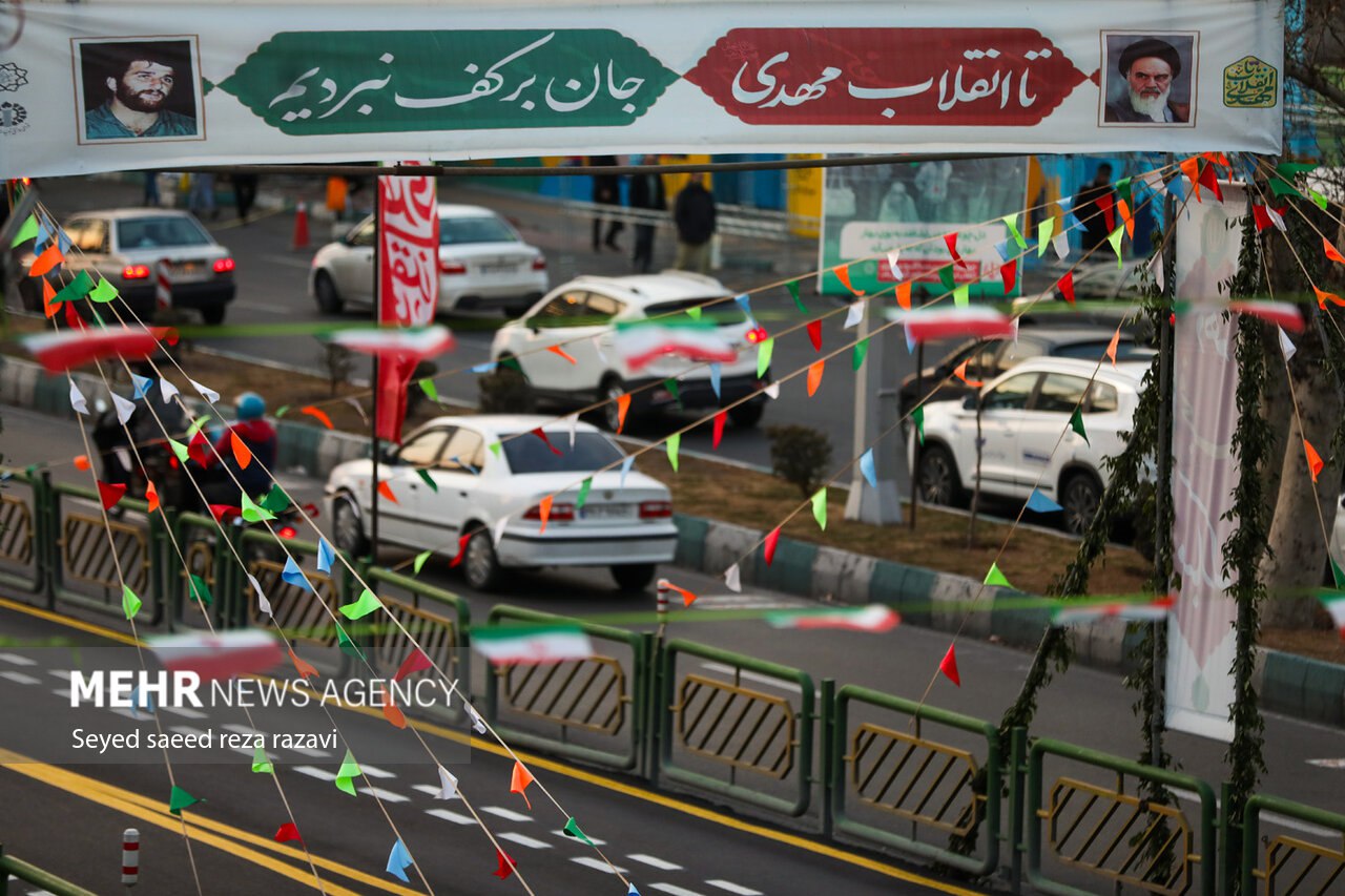 عکس/ آماده‌سازی شهر تهران برای جشن انقلاب