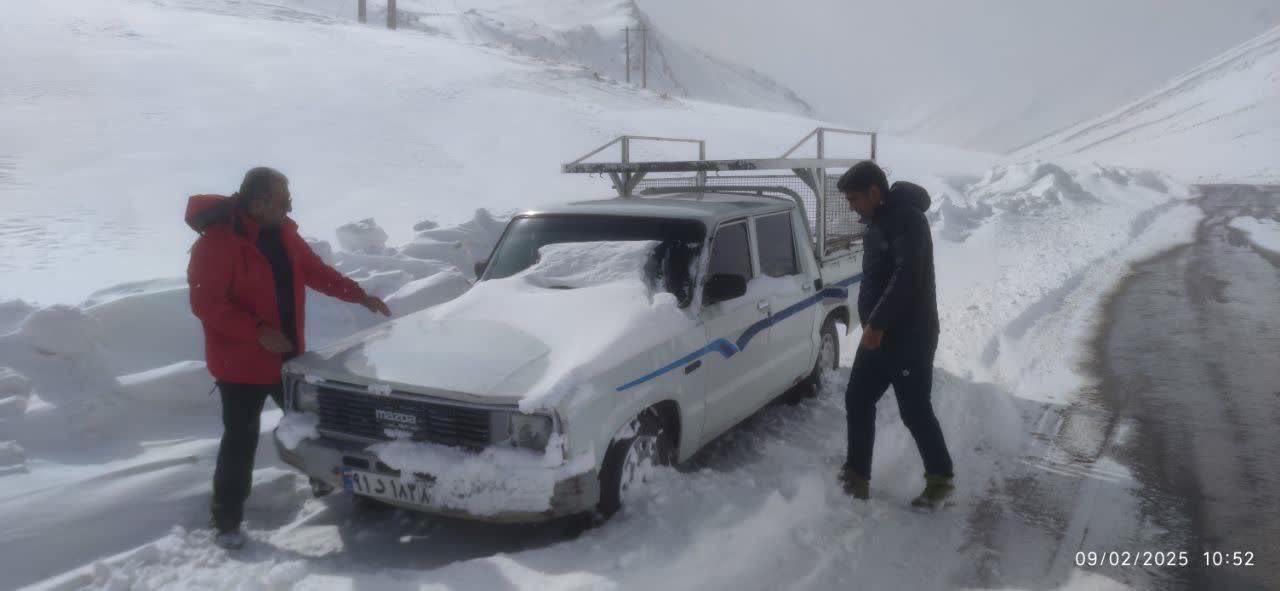 عکس/ امدادرسانی هلال‌احمر به افراد گرفتار در گردنه شاه‌منصوری