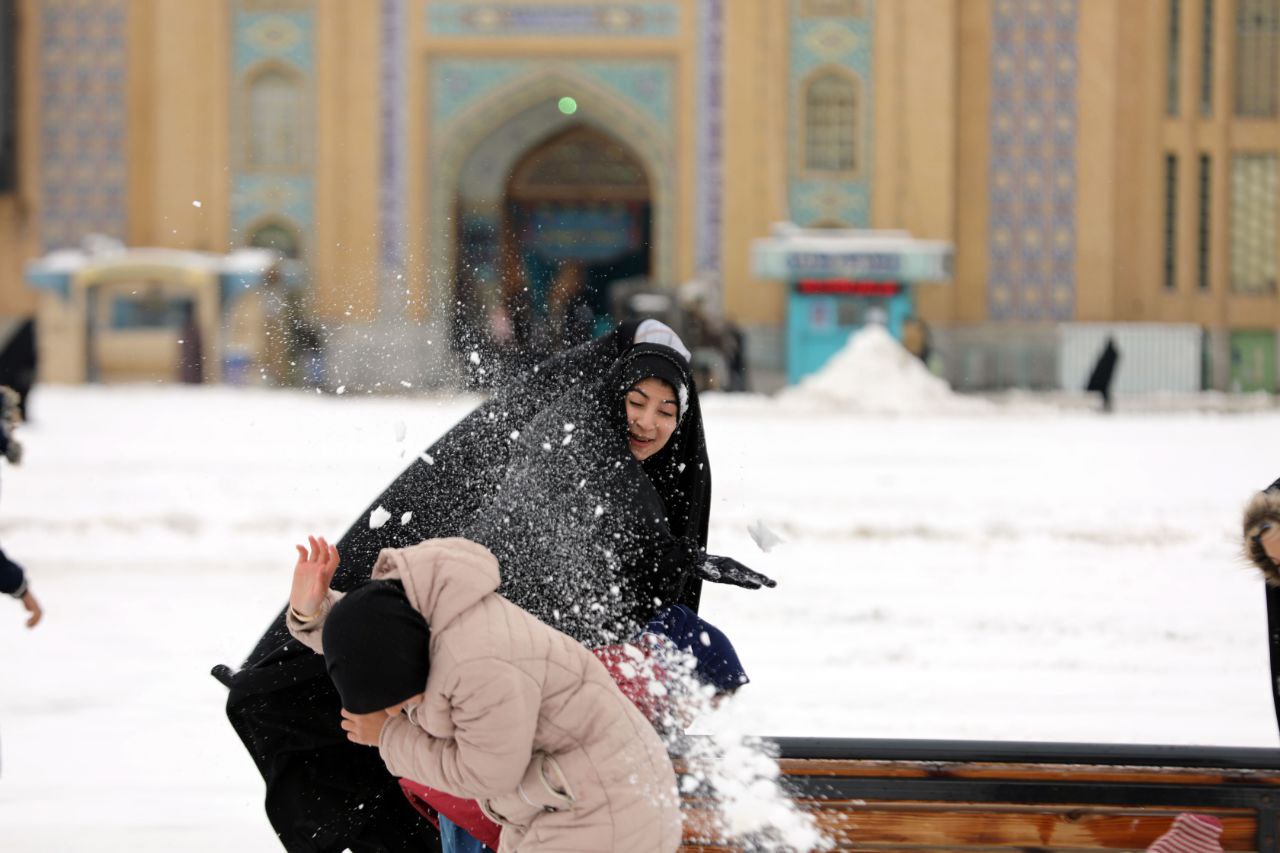 عکس/ حال‌وهوای برفی مسجد جمکران در آستانه نیمه شعبان