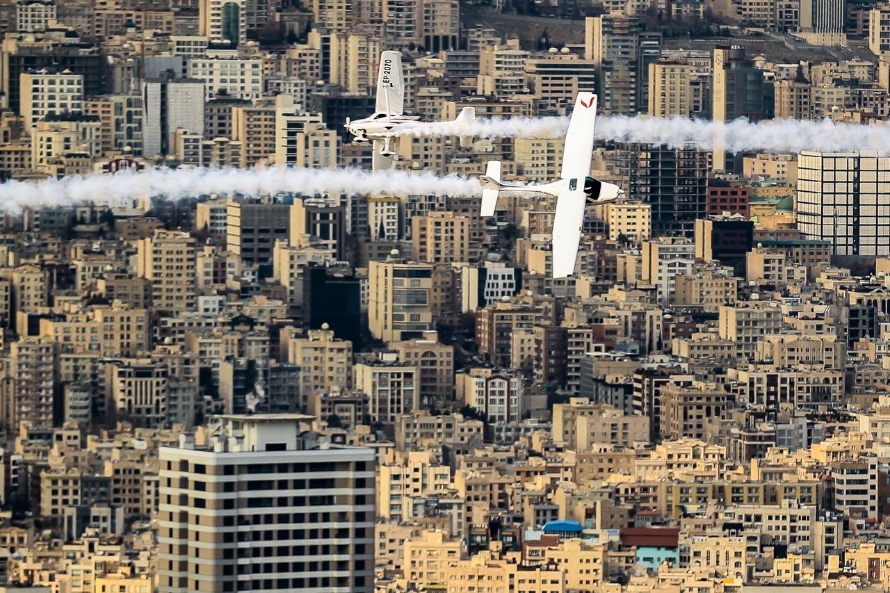 عکس/ مانور هواپیماهای فوق‌سبک بر فراز برج میلاد