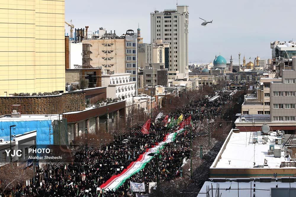 عکس/ ایران زیر سایۀ پرچم امام رضا(ع)؛ راهپیمایی باشکوه یوم الله ۲۲ بهمن در مشهد