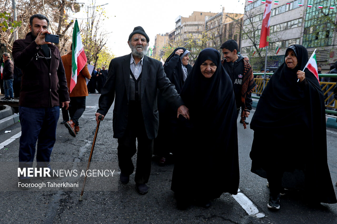 عکس/ ایران وطن ماست، خاکش کفن ماست...