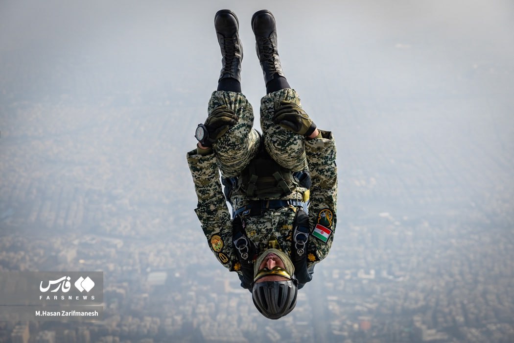 عکس/ پرواز چتربازان بر فراز تهران در جشن انقلاب