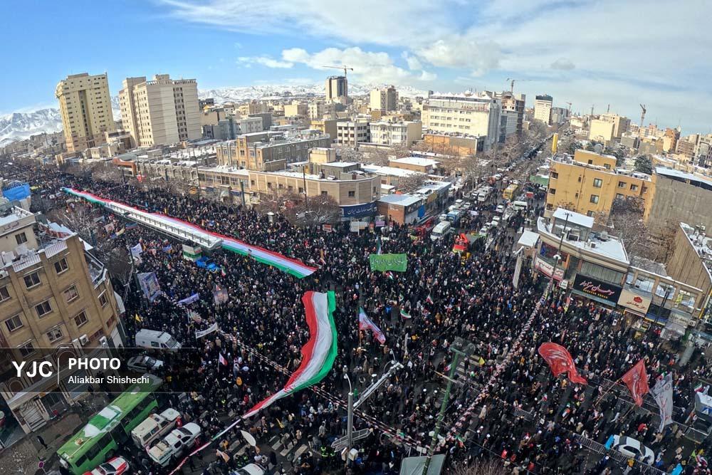 عکس/ ایران زیر سایۀ پرچم امام رضا(ع)؛ راهپیمایی باشکوه یوم الله ۲۲ بهمن در مشهد