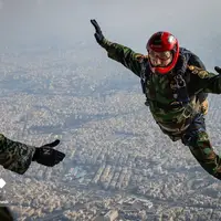 عکس/ پرواز چتربازان بر فراز تهران در جشن انقلاب