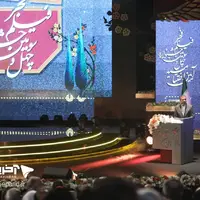 قدردانی از خانواده شهدا در مراسم اختتامیه فجر 43 