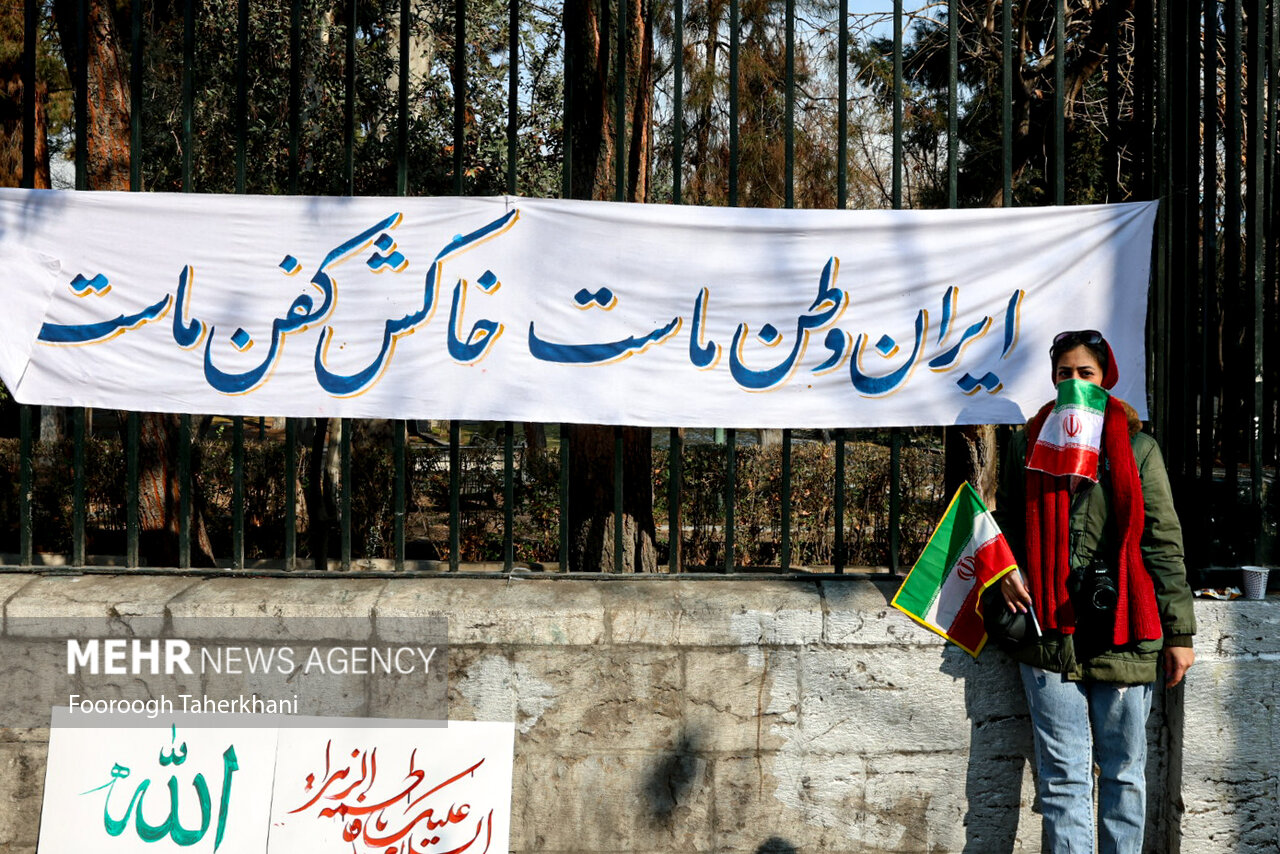 عکس/ ایران وطن ماست، خاکش کفن ماست...