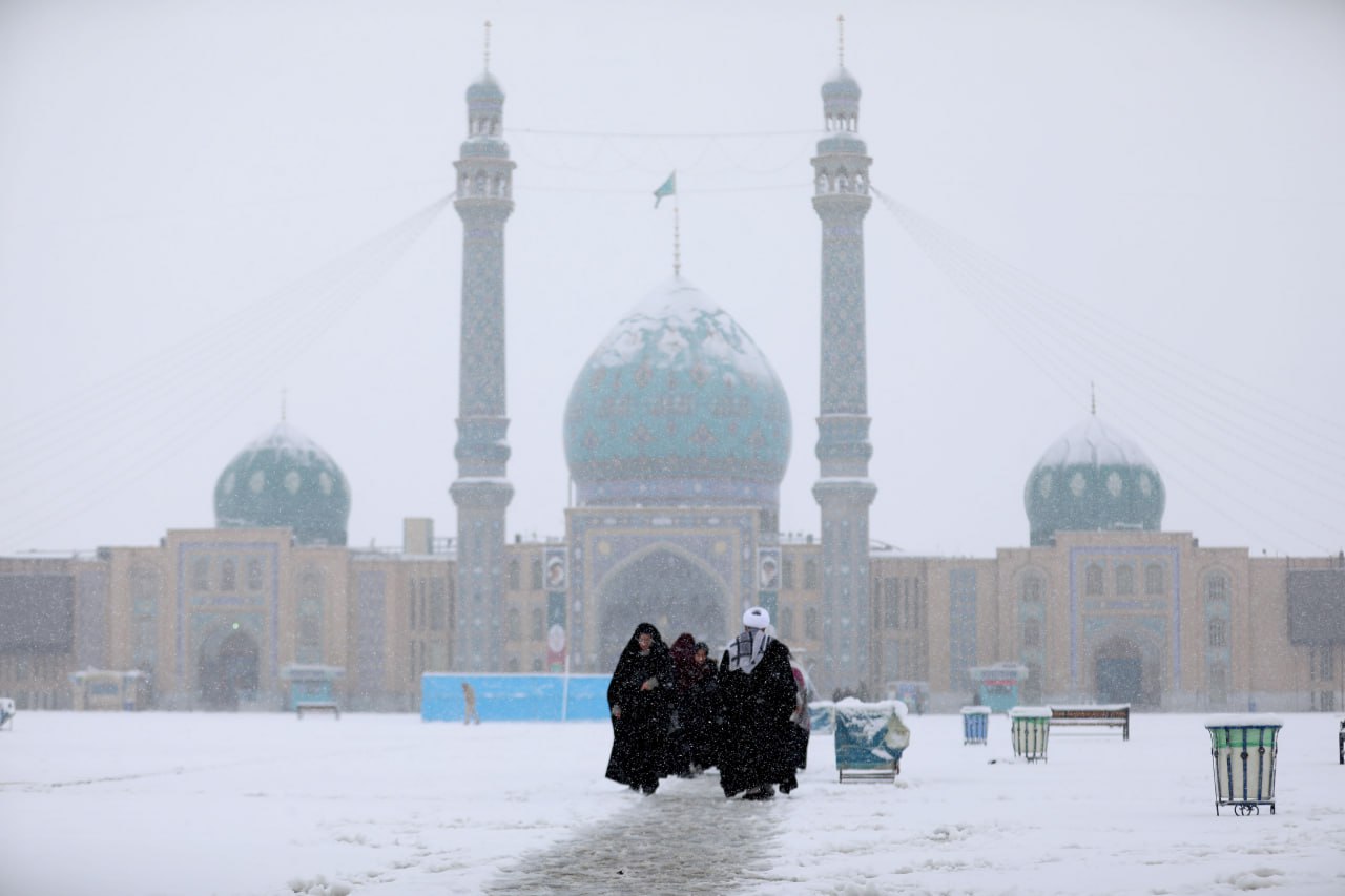 حال و هوای برفی مسجد جمکران در آستانه جشن میلیونی نیمه شعبان  