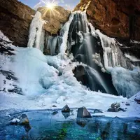  آبشار یخ زده آرانا در زمستان ایران