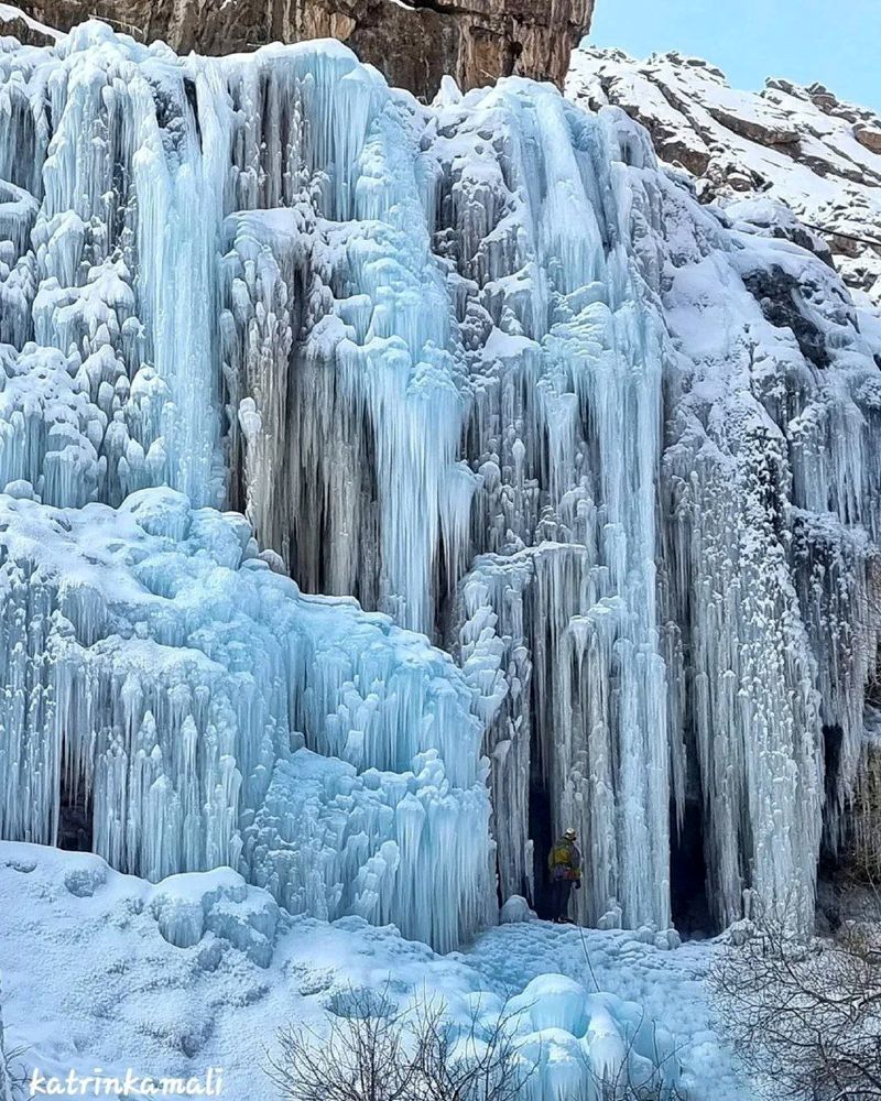 طبیعت یخ زده آبشار یخی هملون