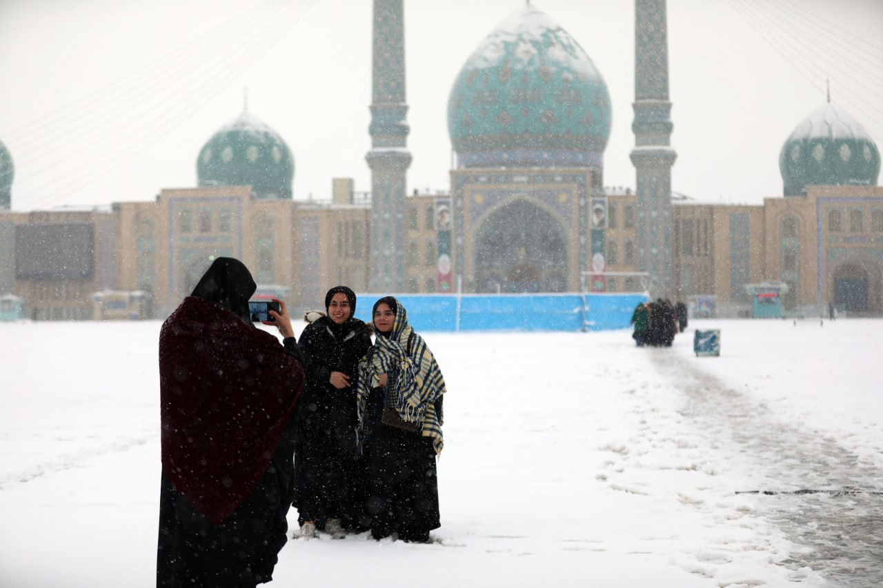 حال و هوای برفی مسجد جمکران در آستانه جشن میلیونی نیمه شعبان  