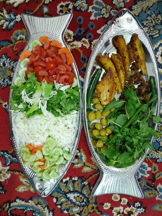 از شما/بفرماییدنهار ماهی بامخلفات، نوش نگاه پرفروغتان 😋😋🐟🐟😋🌹