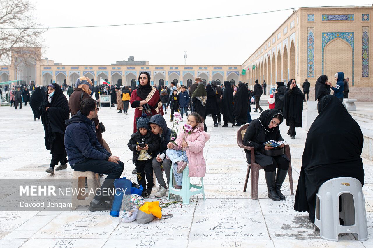 عکس/ آئین سنتی «چراغ برات» در آرامستان خواجه ربیع مشهد