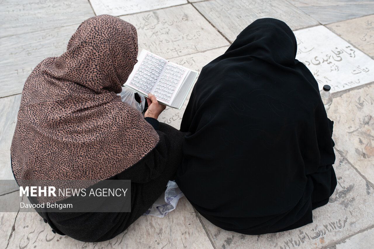 عکس/ آئین سنتی «چراغ برات» در آرامستان خواجه ربیع مشهد