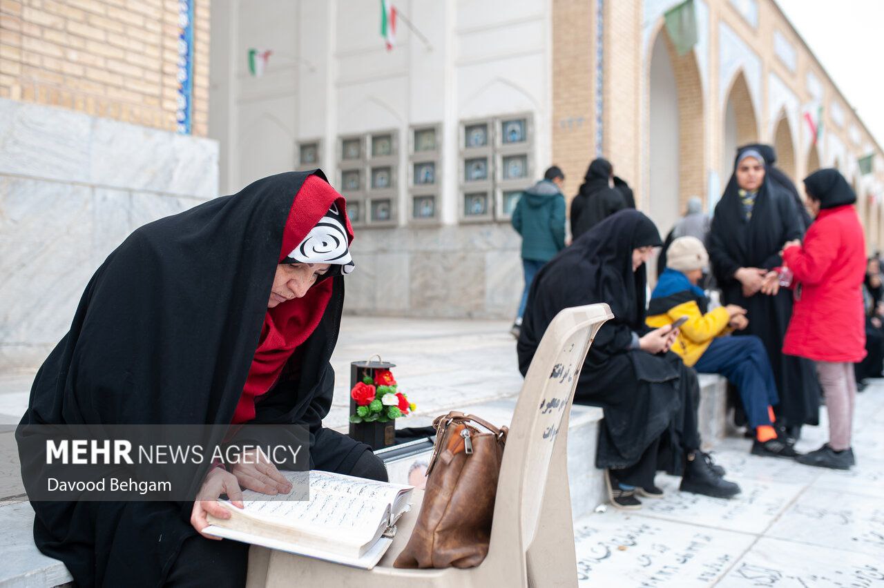 عکس/ آئین سنتی «چراغ برات» در آرامستان خواجه ربیع مشهد