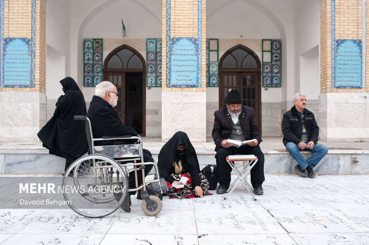 عکس/ آئین سنتی «چراغ برات» در آرامستان خواجه ربیع مشهد