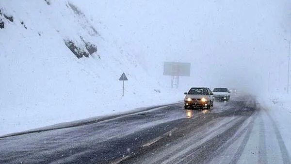 جاده‌های استان سمنان لغزنده شد