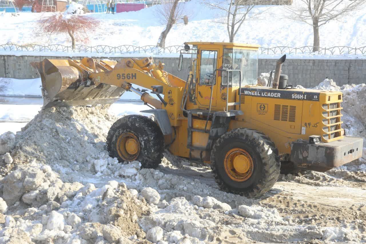 انتقال برف شهرستان ارومیه به شهرچای؛ فرصت‌سازی در دل بحران