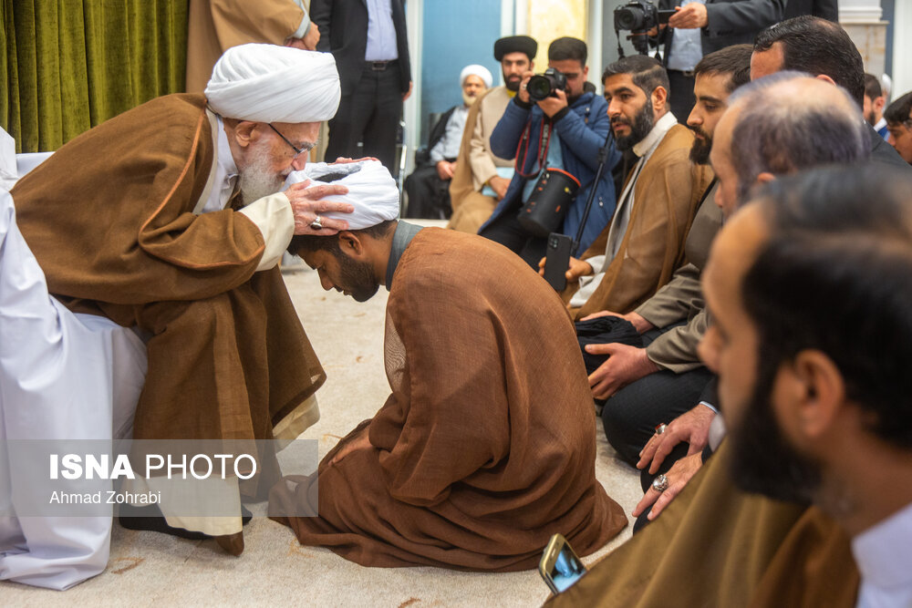 عکس/ عمامه گذاری طلاب در روز نیمه شعبان