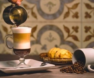 طرز تهیه موکا؛ قهوه با لایههای شیر و شکلات