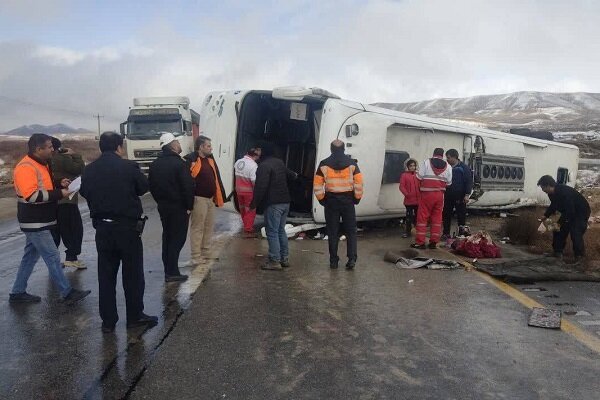 واژگونی اتوبوس در جاده اردبیل با 19 مصدوم