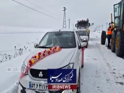 کمک‌رسانی به ماشین عروس گرفتار در جاده برفی تبریز