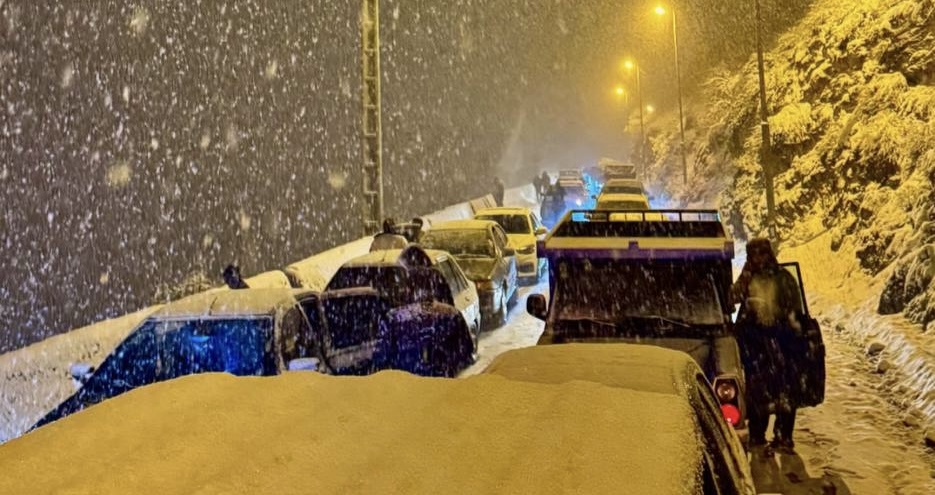 خودروهای گرفتار در جاده چالوس