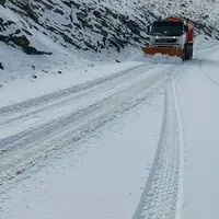 بارش برف سنگین در محورهای کوهستانی البرز؛ راهداران درحال برف‌روبی