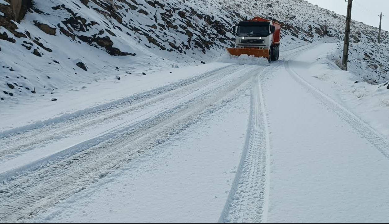 بارش برف سنگین در محورهای کوهستانی البرز؛ راهداران درحال برف‌روبی