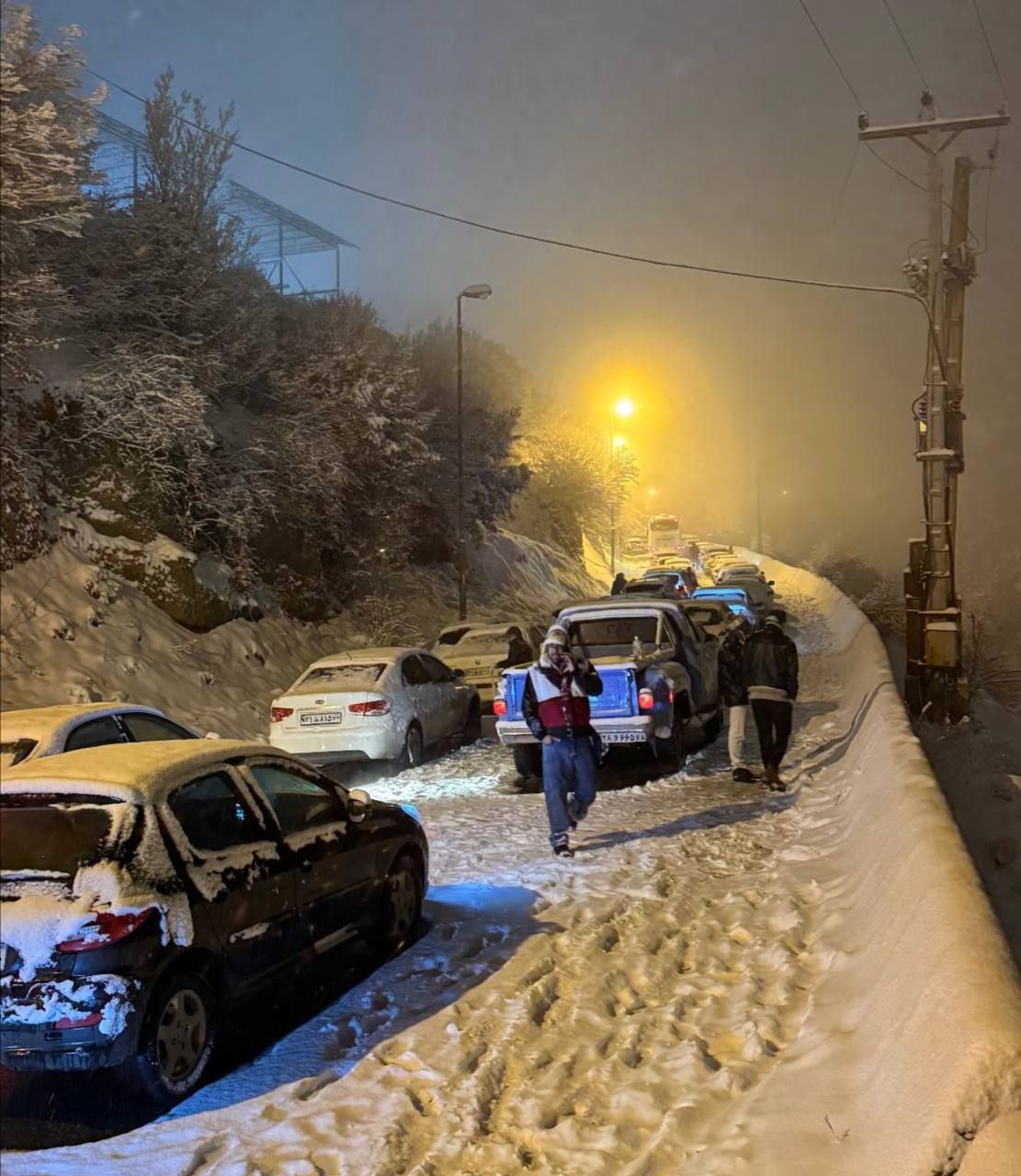 عکس/ گرفتار شدن خودروها در جاده چالوس