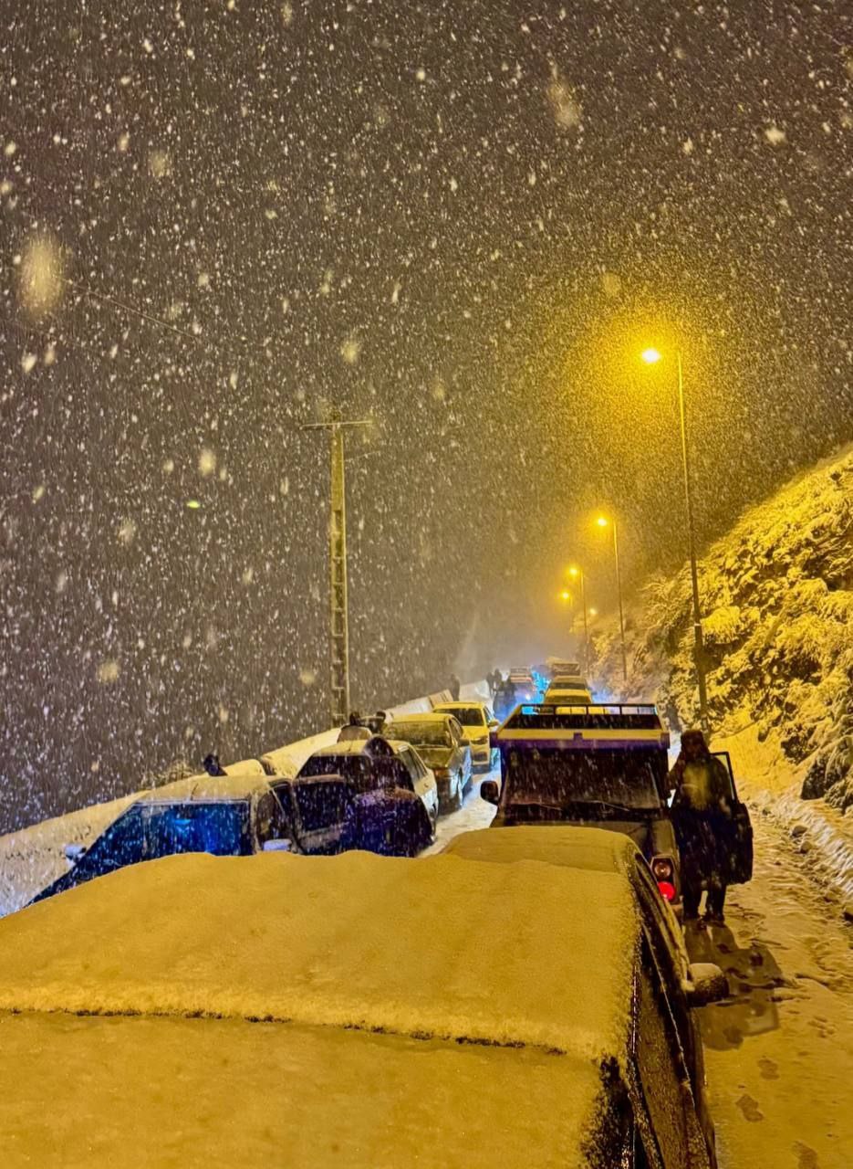 عکس/ گرفتار شدن خودروها در جاده چالوس