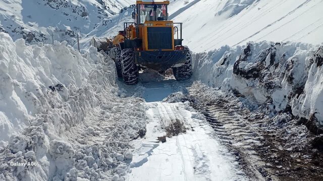 بازگشایی 261 محور روستای درگیر برف در آذربایجان غربی