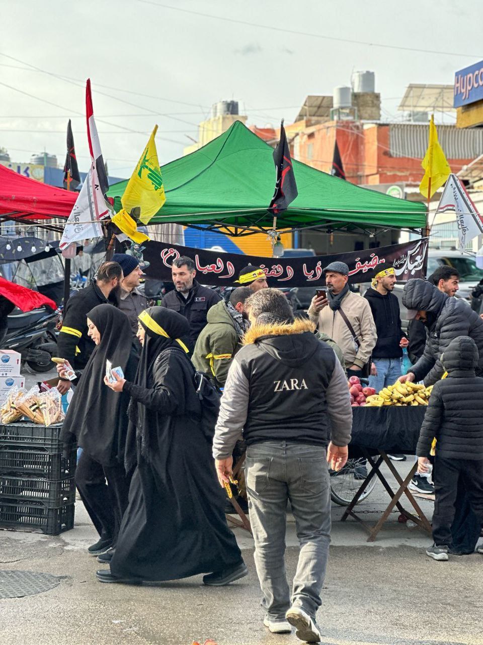 عکس/ خدمات‌رسانی موکب‌های عراقی به شرکت‌کنندگان در مراسم تشییع شهدای مقاومت