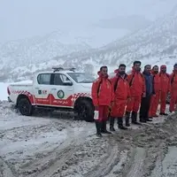 امدادرسانی به خودروها و افراد گرفتار در محورهای برف‌گیر ایلام