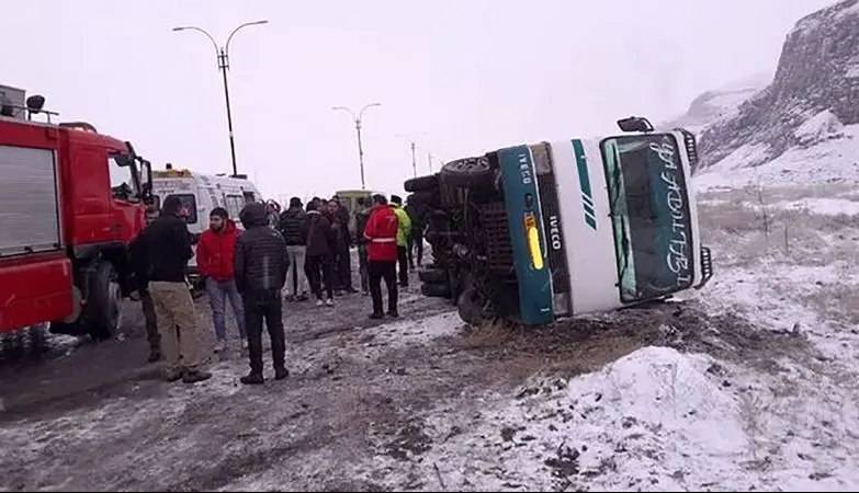 جزئیات واژگونی دو مینی‌بوس حامل کارگران در جلفا؛ ۱۳نفر مصدوم شدند