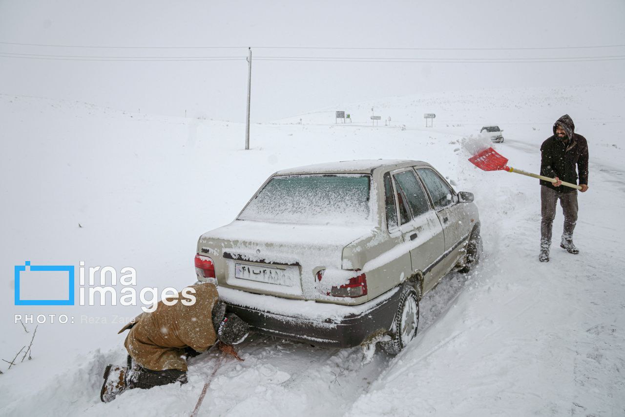 تلاش راهداران برای بازگشایی و امدادرسانی