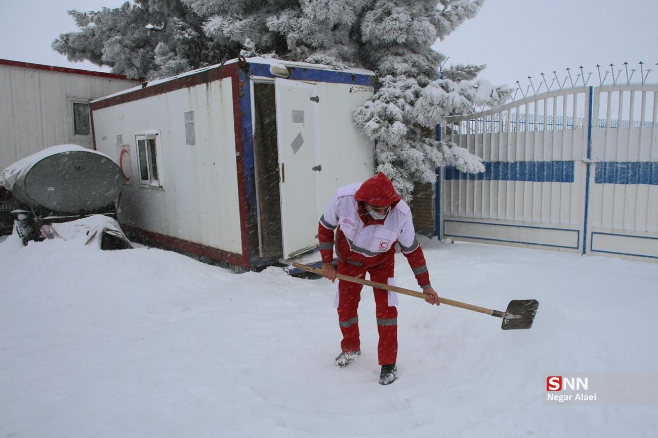 عکس/ امدادرسانی نیروهای هلال احمر به مسافران گرفتار در برف خراسان شمالی