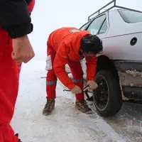 عکس/ امدادرسانی نیروهای هلال احمر به مسافران گرفتار در برف خراسان شمالی