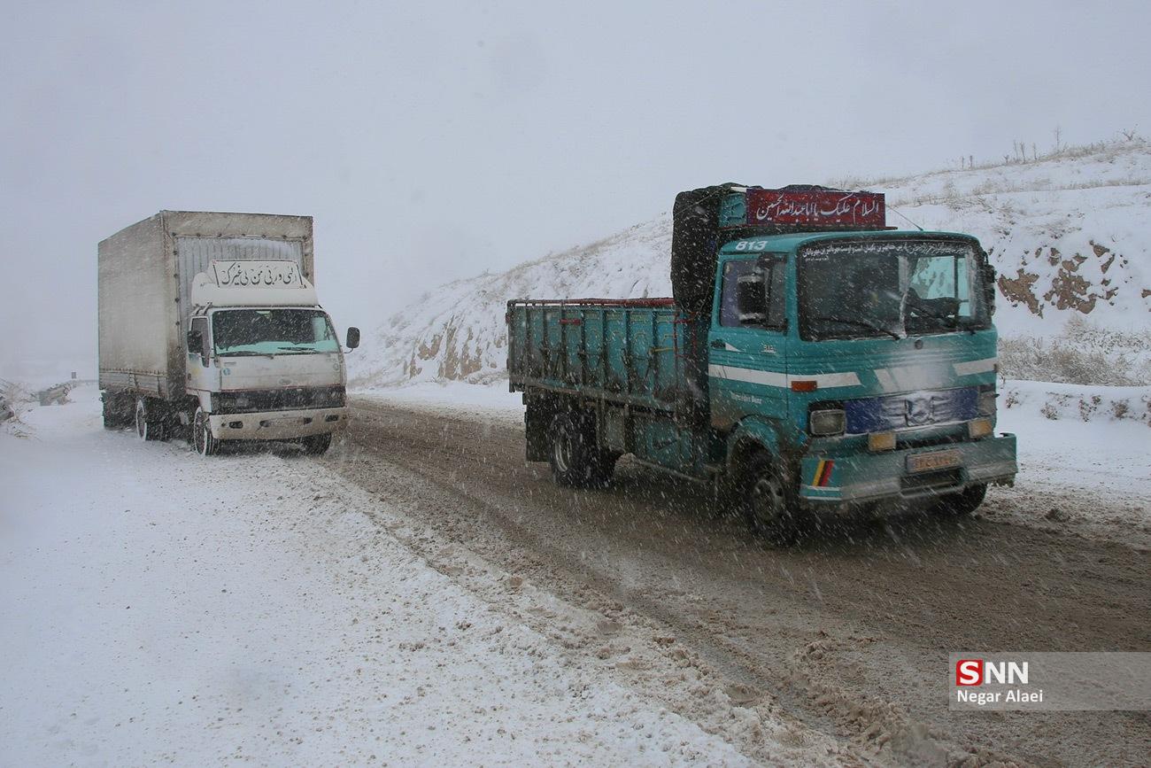 عکس/ امدادرسانی نیروهای هلال احمر به مسافران گرفتار در برف خراسان شمالی