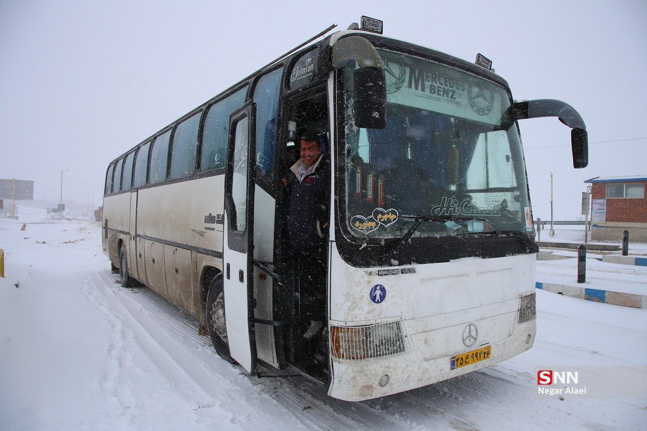 عکس/ امدادرسانی نیروهای هلال احمر به مسافران گرفتار در برف خراسان شمالی