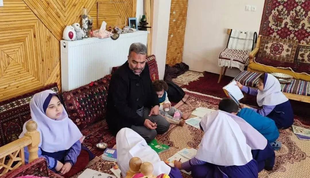 عکس/ گرمای قلب معلم شاهرودی بر سرمای کلاس غلبه کرد
