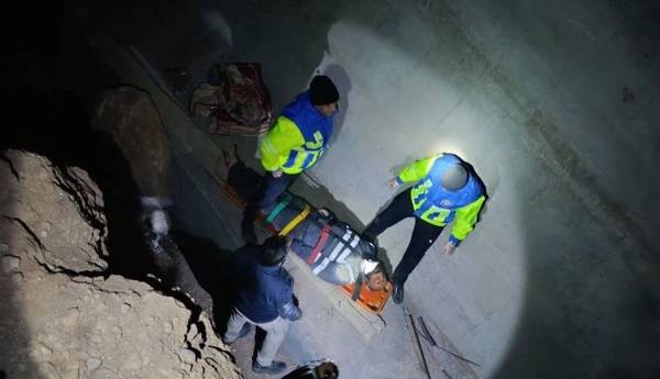 مصدومیت یک نفر بر اثر سقوط از ارتفاع در آرادان