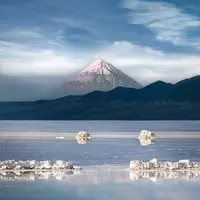 نمای دلربای دماوند از دریاچه حوض سلطان قم 