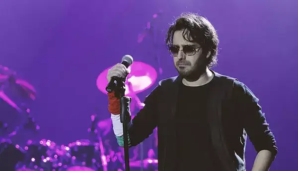 اجرای زنده «شهر من کو» از کاوه آفاق