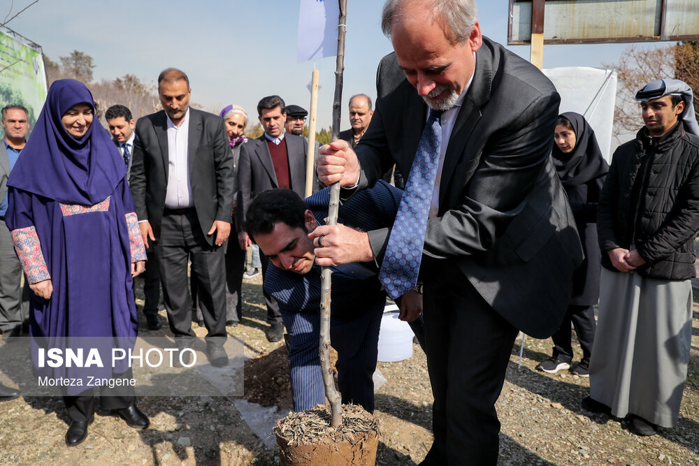 عکس/ مراسم روز درختکاری با حضور رییس سازمان محیط زیست و سفرای خارجی