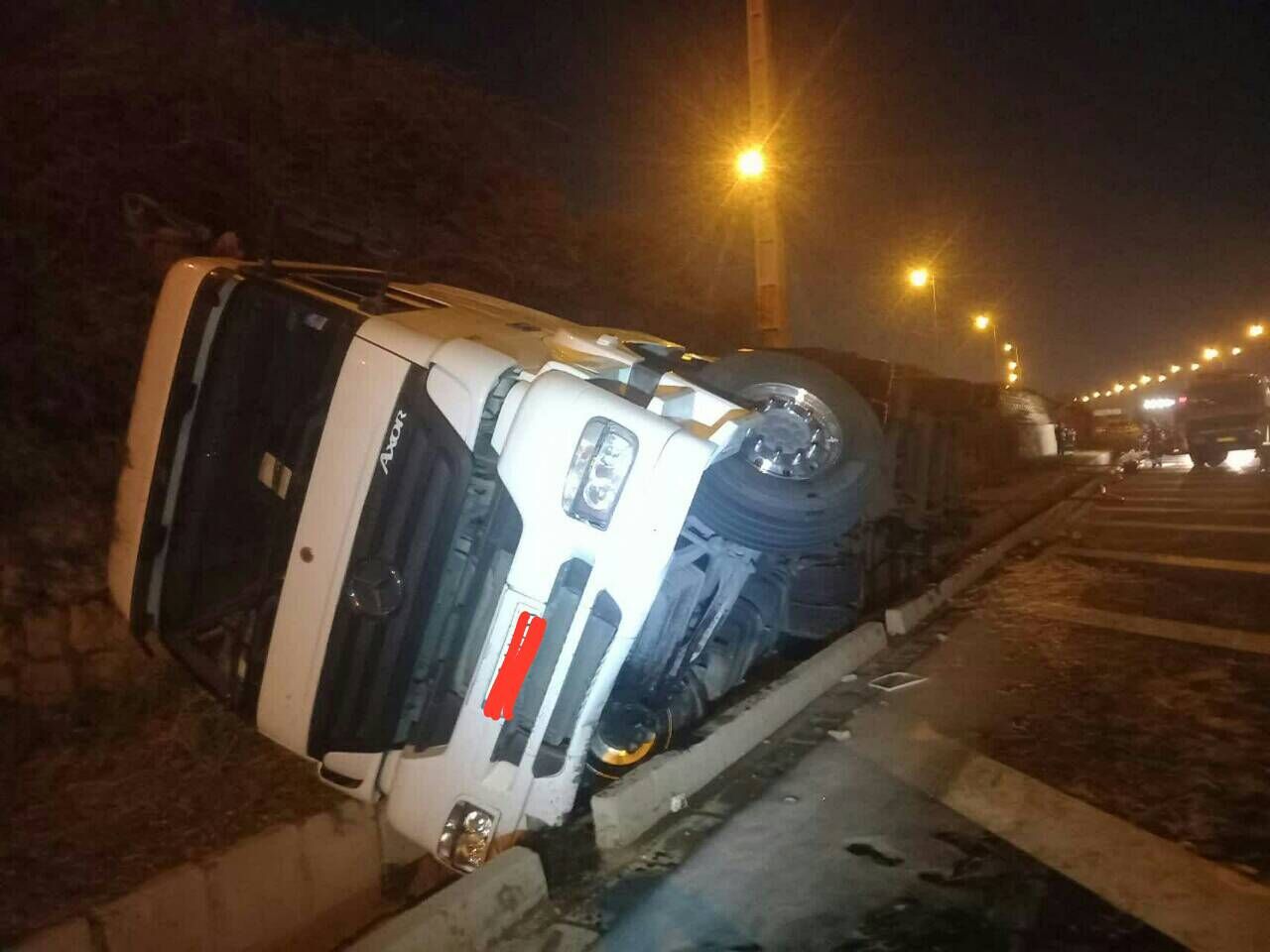 واژگونی تریلر حمل شیر در آزادراه کرج - قزوین