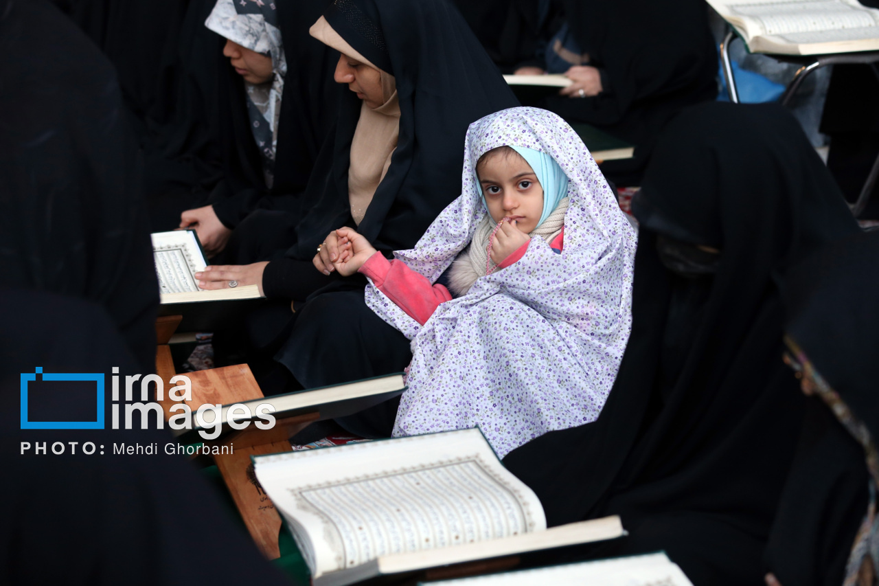 عکس/ جزء خوانی قرآن در حرم امام رضا(ع)